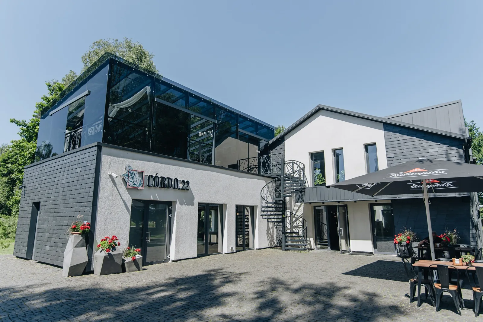 Cordo.22 pastatas iš lauko, kad būtų lengviau atpažinti atvykstant